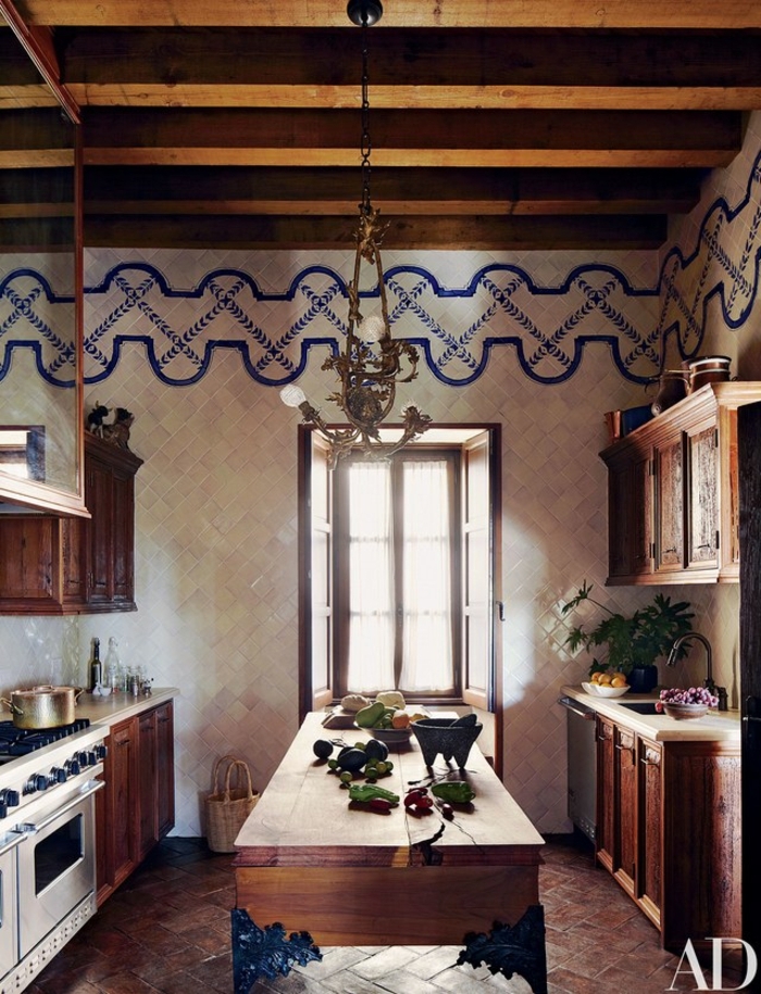 cocinas rusticas, cocina larga con mesa de madera rústica, paredes con azulejos en blanco y azul, parquet