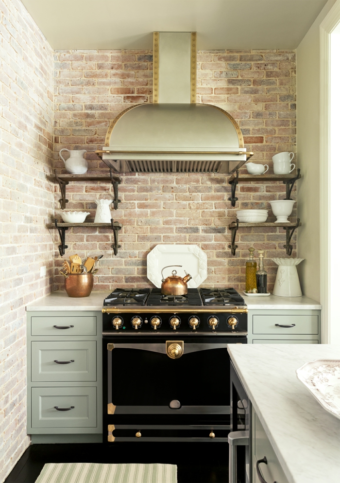 cocinas rusticas, cocina pequeña con pared de ladrillo, horno negro dorado, tetera y jarras