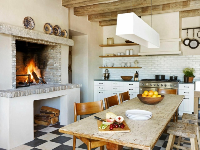 cocinas modernas pequeñas, cocina rustica con chimenea de piedra, mesa de madera, sillas desparejas
