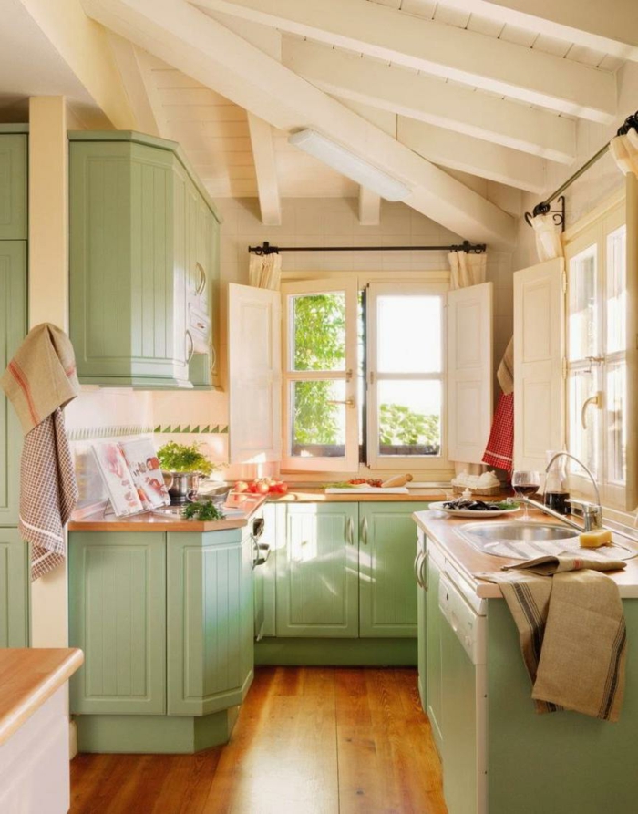 cocinas rusticas de obra, cocina pequeña, techo con vigas blanco, alacenas verdes y postigos