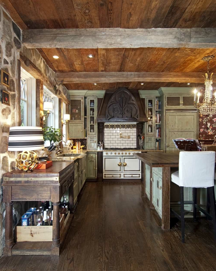 cocinas rusticas de obra, cocina con techo de madera, alacenas vintage de madera pintada, pared de piedra