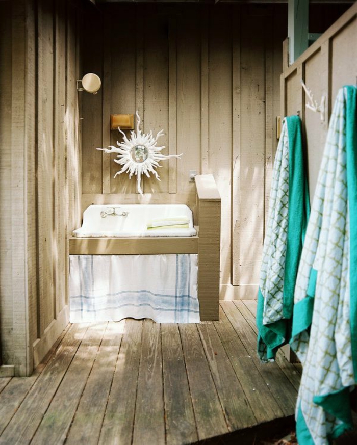 baños pequeños modernos, espejo en forma de sol, color verde mar