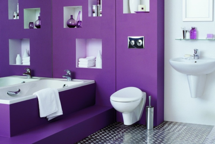 baños pequeños modernos, color atrevido tono de lila, suelo nivelado