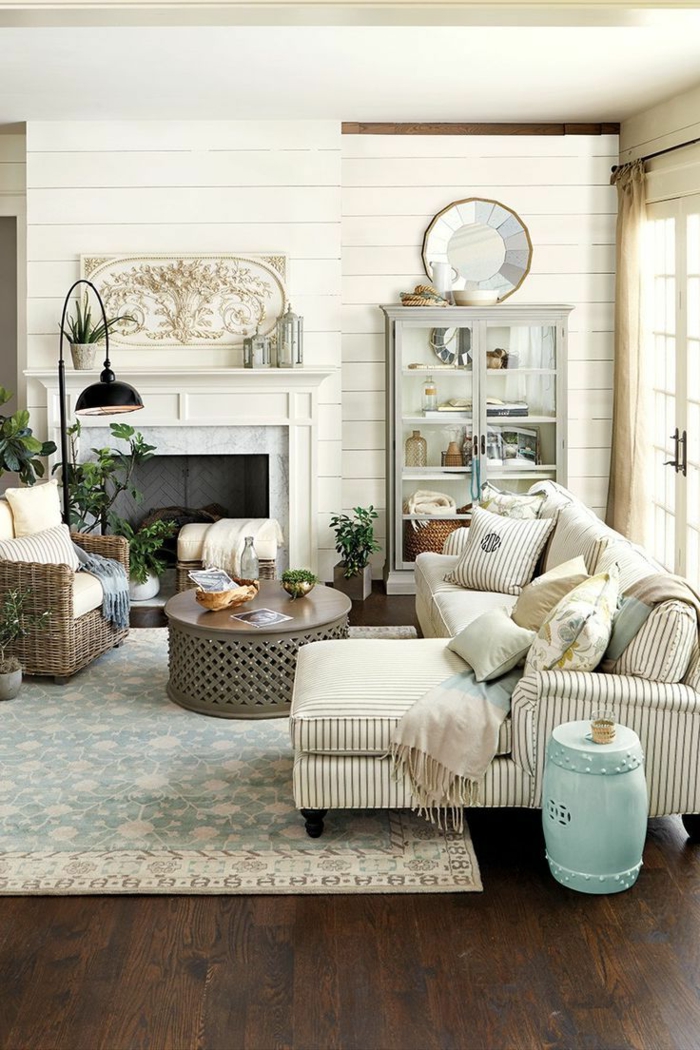 salones modernos, salon rustico en beige y azul, sofá y sillón de rattan, chimenea y alacena