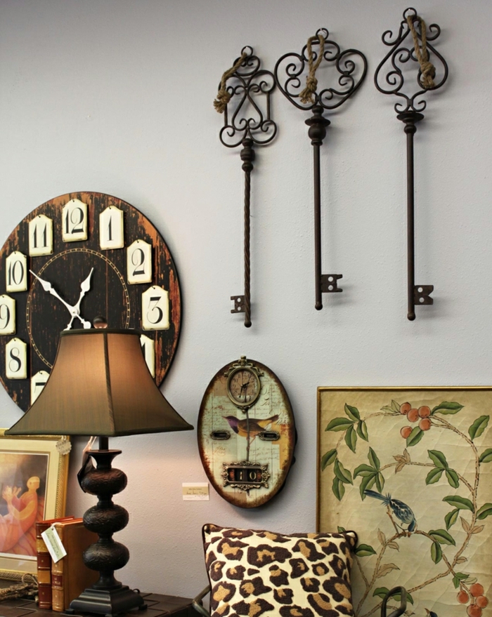 salones rusticos, accesorios decoracion, reloj de pared, llaves y lámpara