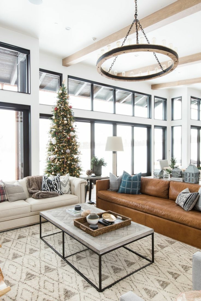 salones modernos, salon rustico con sofa tapizada piel, mesa y arbol de navidad