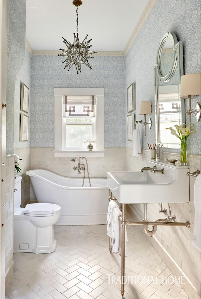 decoracion de baños, baño clásico, colores suaves, cuadros colocados simétricamente
