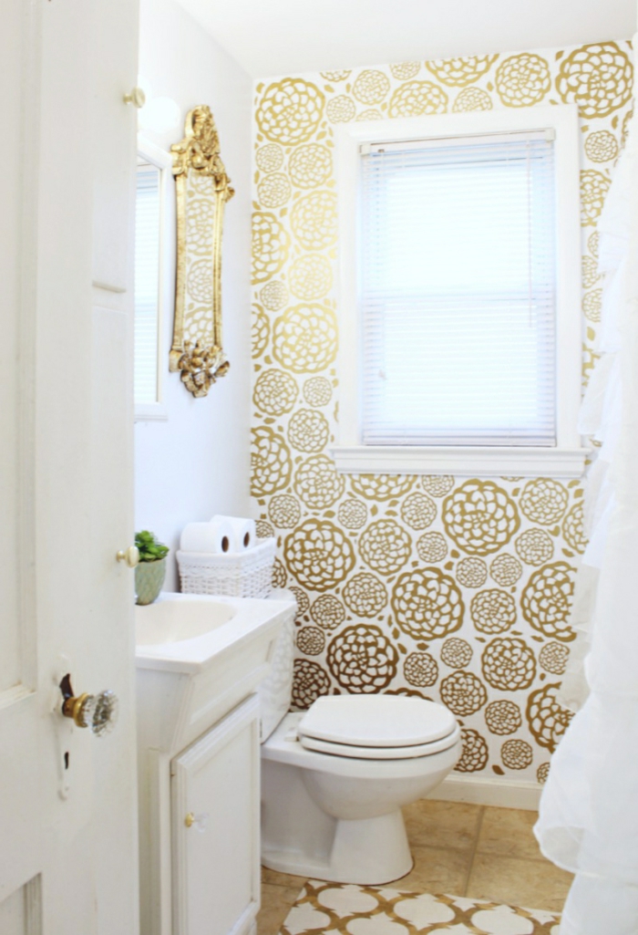 reformar baño, cuarto pequeño, elementos florales, espejo vintage dorado