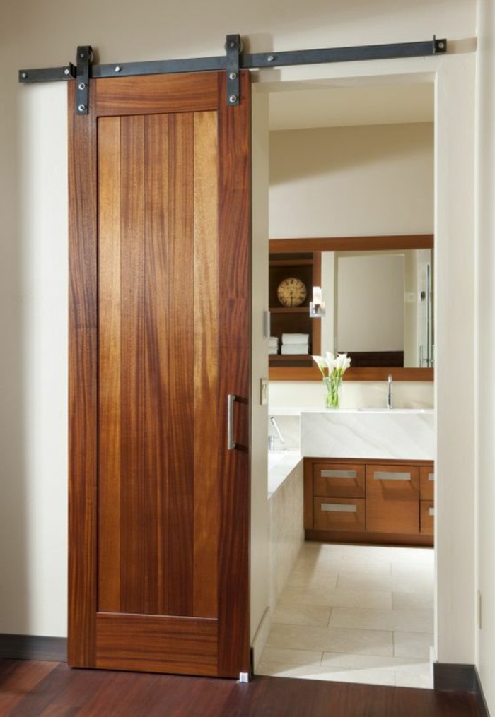 reformas de baño, puerta corredera de madera, azulejos en blanco