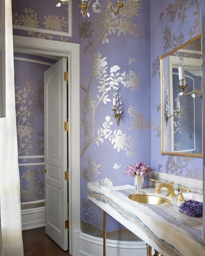 baños pequeños, tapiz de papel de lujo, color lila y oro, puerta blanca