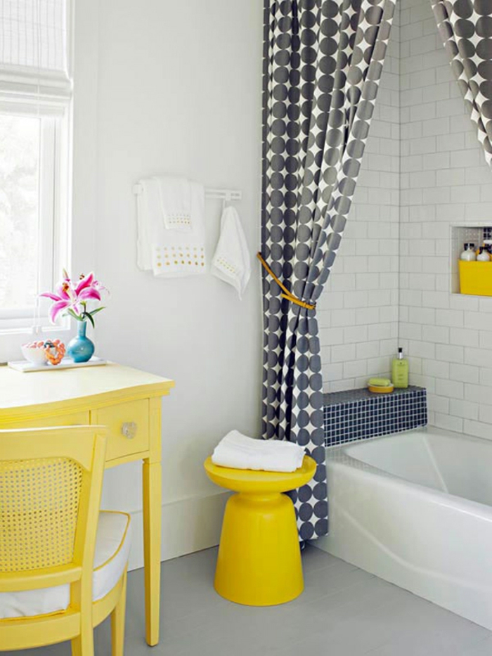 reformas de baño, pintar la madera en amarillo, cortinas en gris y blanco