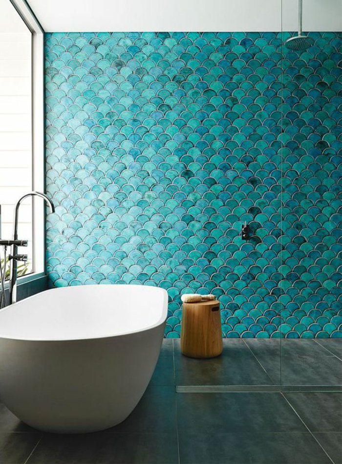 reformas de baño, azulejos color aguamarina, silla de madera tipo tocón
