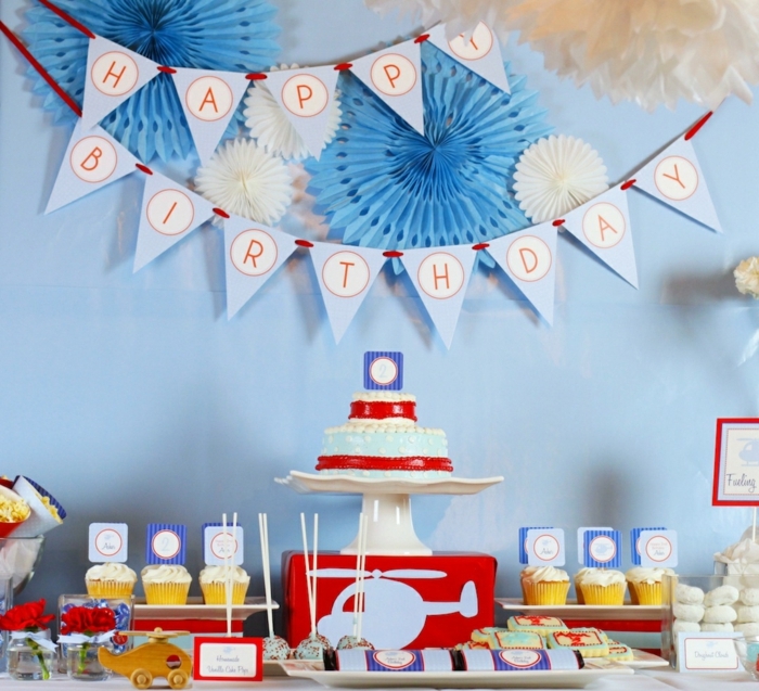 decoracion de cumpleaños, decoración en azul y rojo, gurnalda con letras, pastel y panques