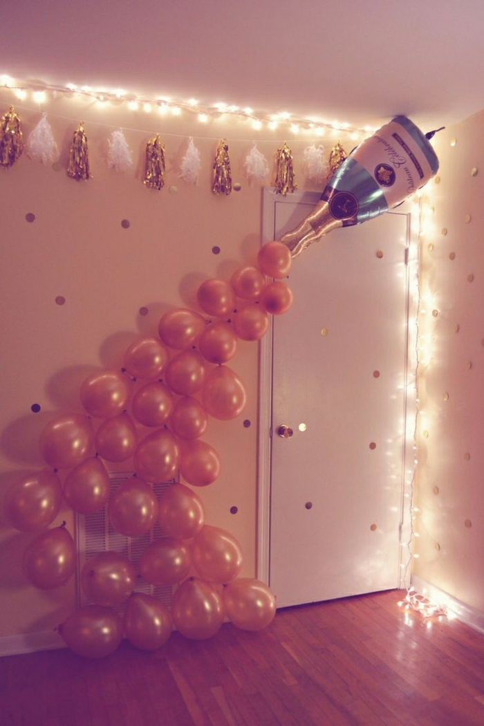 fiestas de cumpleaños, decoración con botella de champaña, balones y guirnaldas en pared