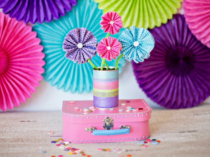 fiestas de cumpleaños, decoracion con flores de papel y maleta rosada