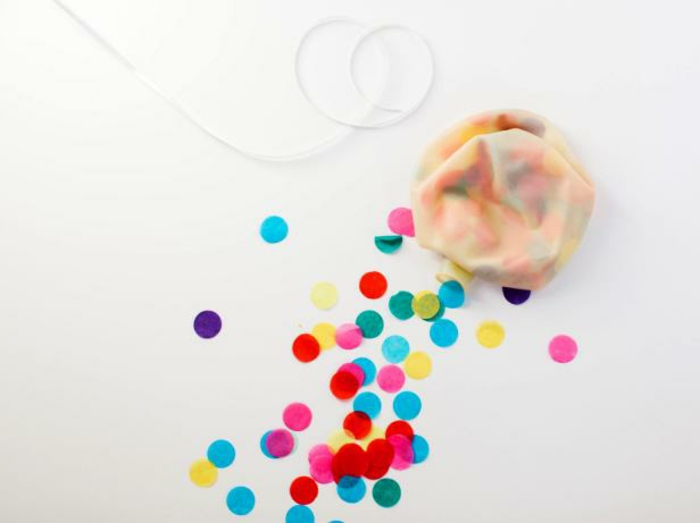 fiestas de cumpleaños, globo lleno de confetti multicolor, cuerda blanca