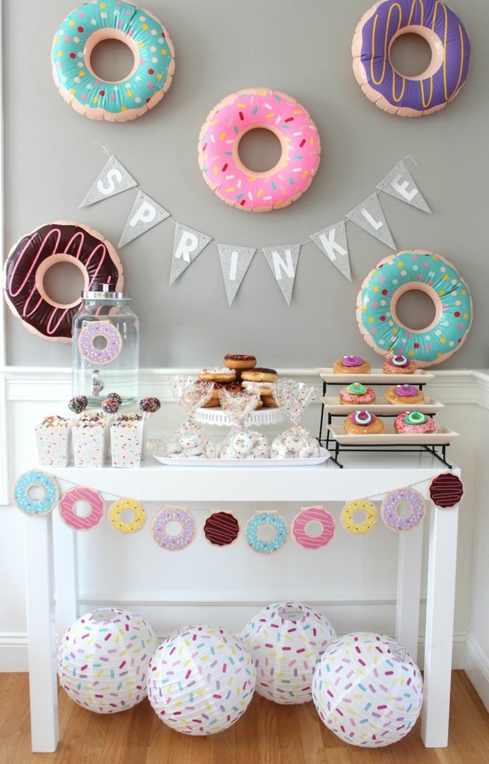 manualidades para adultos, decoración cumpleaños con globos donuts y guirnalda con letras