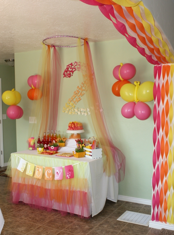 manualidades para adultos, decoracion de cumpleaños en rojo y amarillo con globos y guirnaldas