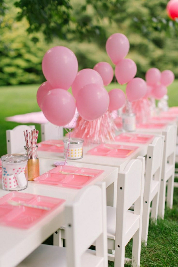 manualidades para adultos, mesa blanca ecorada con globos en rosa