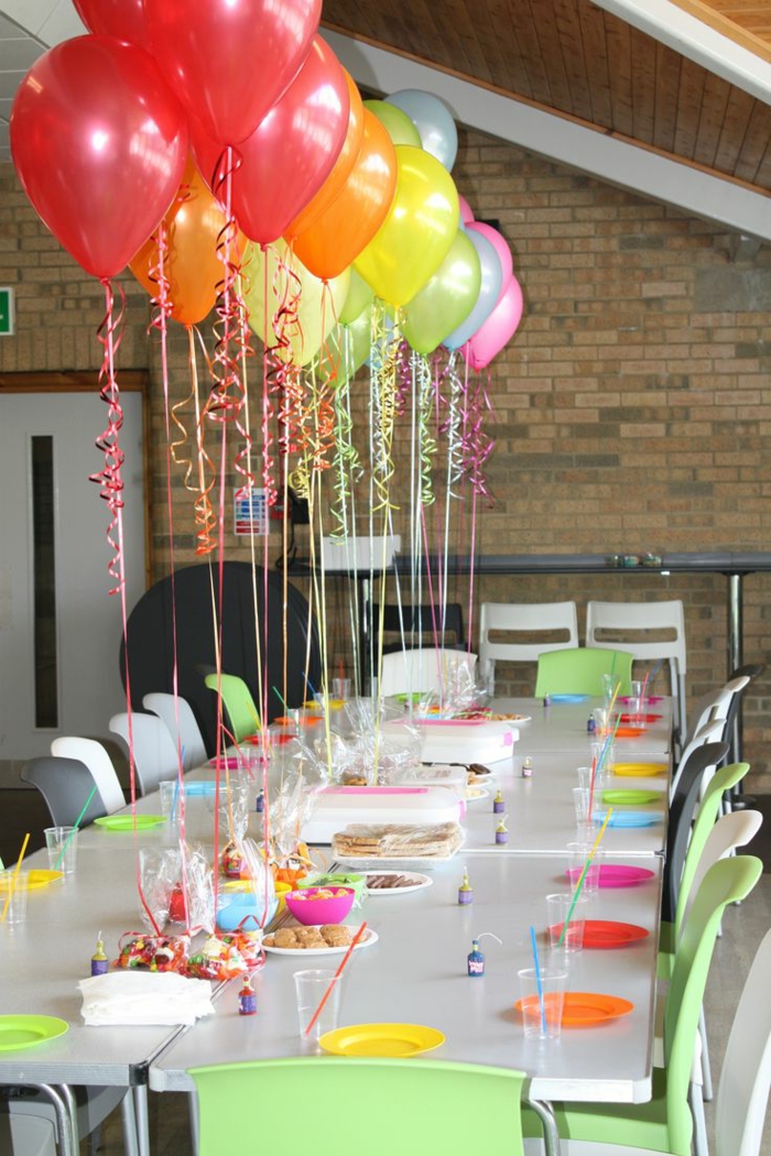 manualidades para adultos, decoracion con globos, mesa blanca, sillas verdes