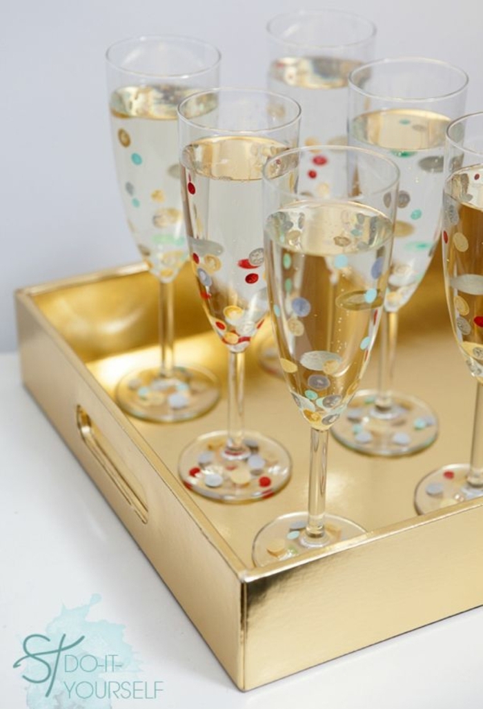manualidades para adultos, vasos de cristal con manchas de color en tabla dorada
