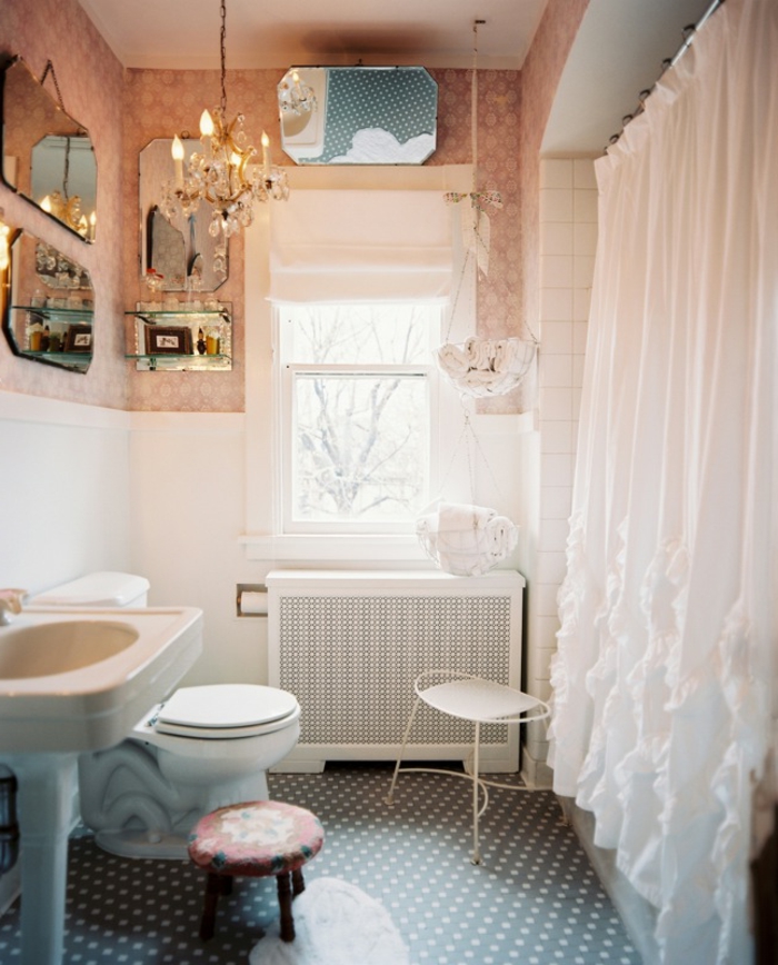 cuartos de baños modernos, estilo romántico, cortinas blancas, muchos espejos