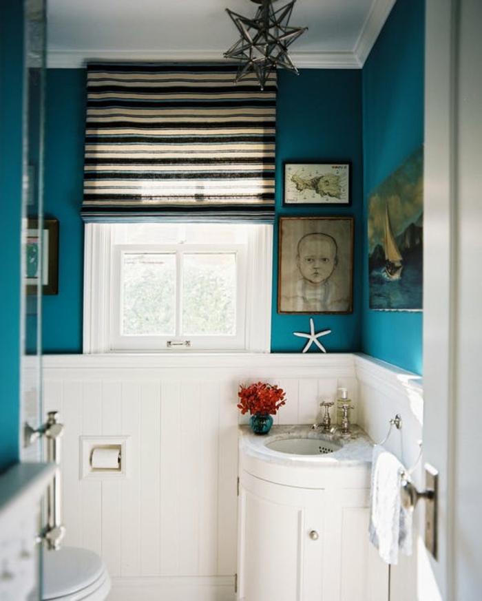 cuartos de baño modernos, lámpara de araña, decoración marina en azul