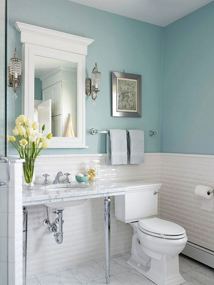 cuartos de baño pequeños, color azul suave y blanco, decoración tulipanes