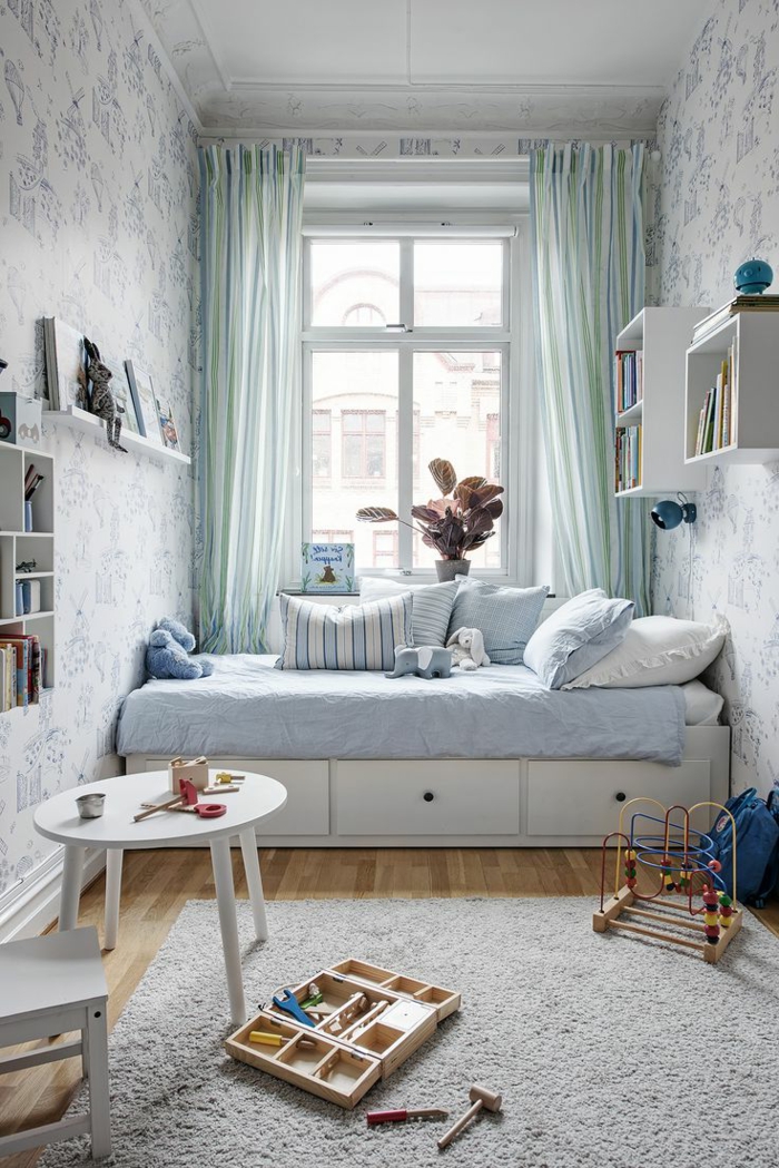 literas juveniles, habitacion pequeña en blanco y azul, ventana con cortinas, juguetes, mesita redonda