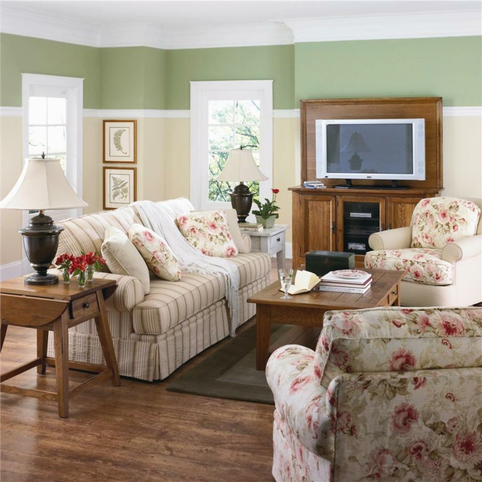salones con encanto, salón pequeño con sofá y sillones en motivos florales, mesa de amdera, televisor y ventanales, mesa auxiliar con lámpara