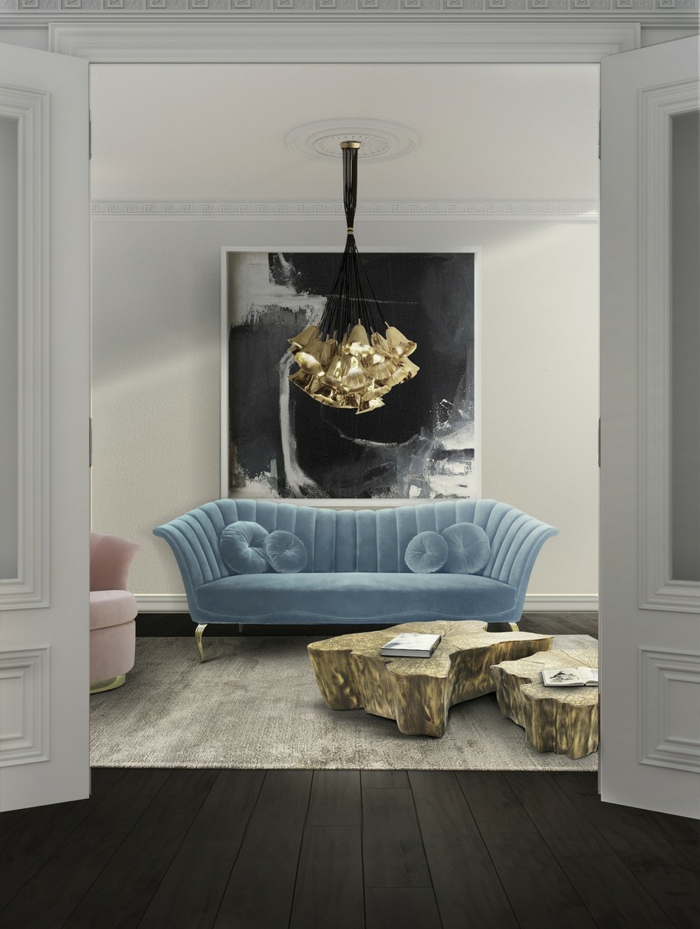 muebles de salon, salón pequeño con sofá vintage de terciopelo azul, mesa de cafe de madera rústica, lámpara de araña dorada, cuadro blanco y negro