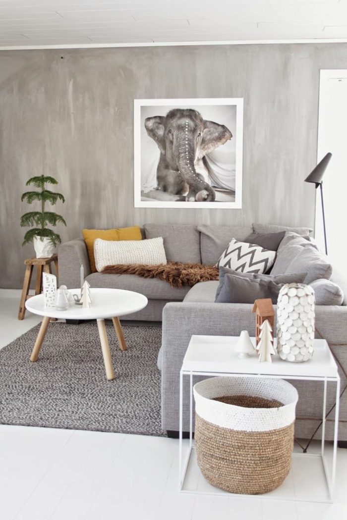 muebles de salon, salón en gris con sofá en forma de L, cuadro con elefante, mesa de café redonda blanca, planta verde