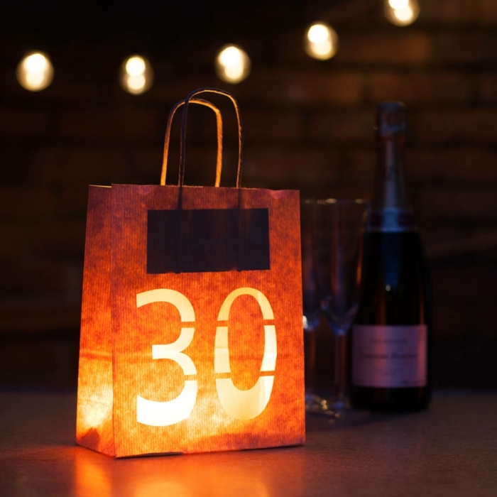 ideas para cumpleaños, bolsa cortada, 30 años iluminada