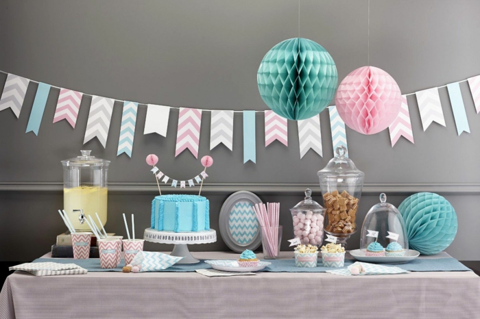 ideas para cumpleaños. decoracion en colores pastel con guirnaldas y dulces