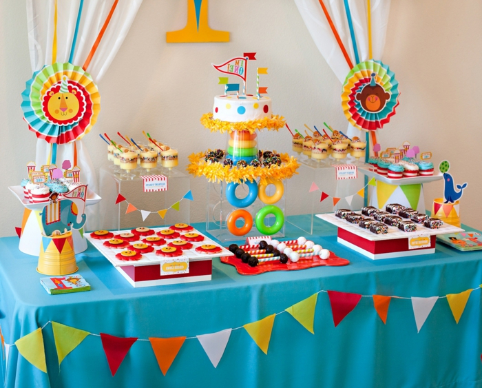 ideas para cumpleaños, decoracion mesa en azul y amarrillo, dulces y guirnaldas
