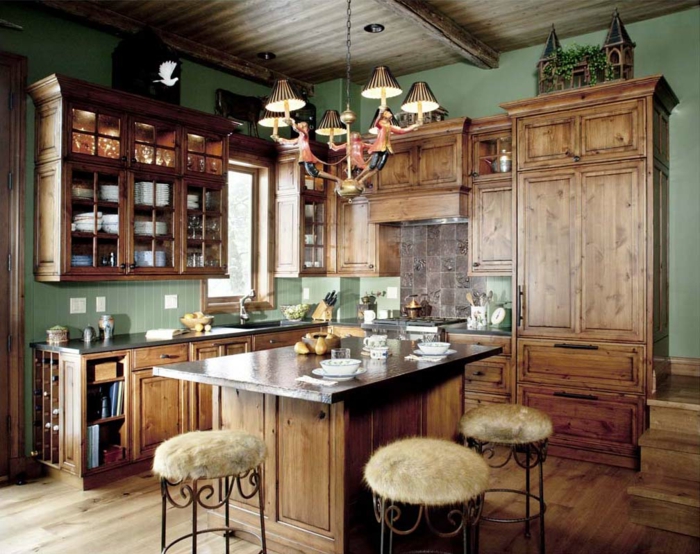 cocina rustica, cocina con isla, sillas tapizadas con piel, alacenas de madera, lámpara de araña
