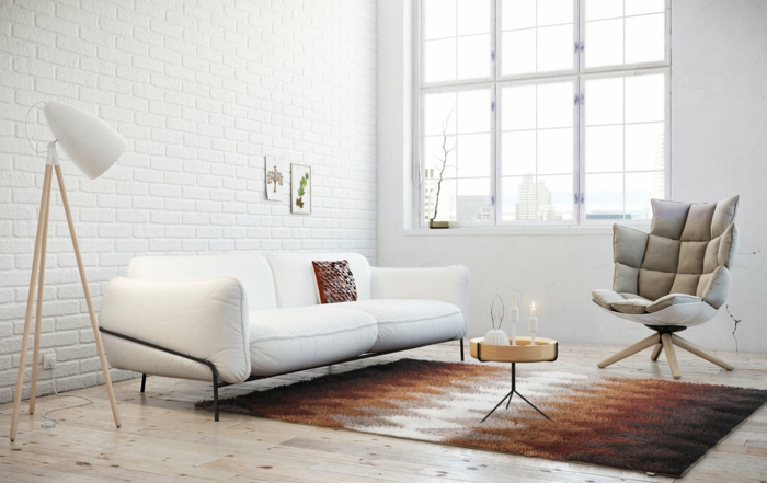 salones con encanto, salón moderno pequeño con sofá blanca, tapete y mesa muy pequeña redonda, pared de ladrillo blanco, ventanal