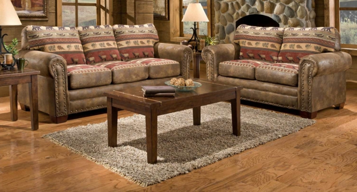 decorar salon, salon rustico con sofás tapizados de piel, mesa rectangular, alfombra y chimenea