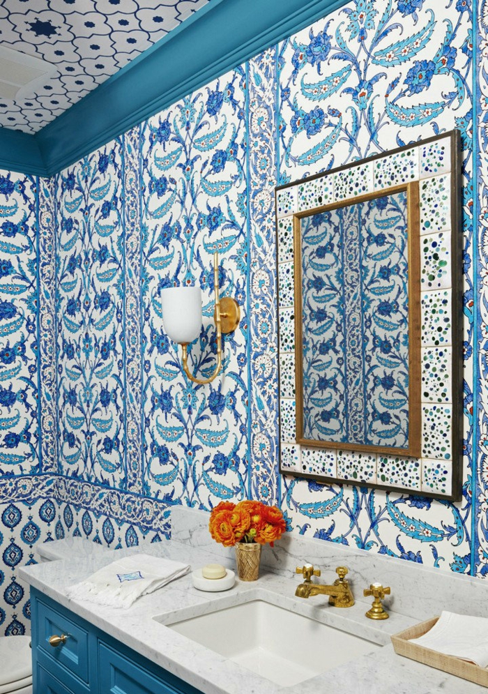 cuartos de baño modernos, azulejos orientales, rama de flores decorativos