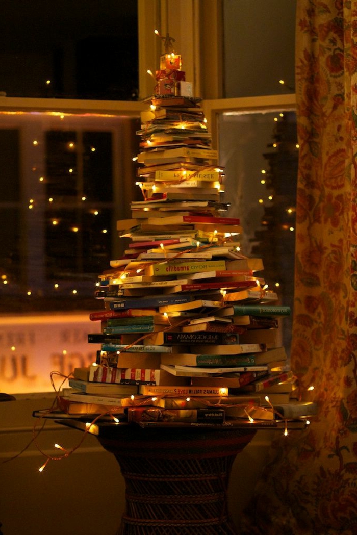 motivos navideños, libors instalados en forma de árbol, lámparas amarillas