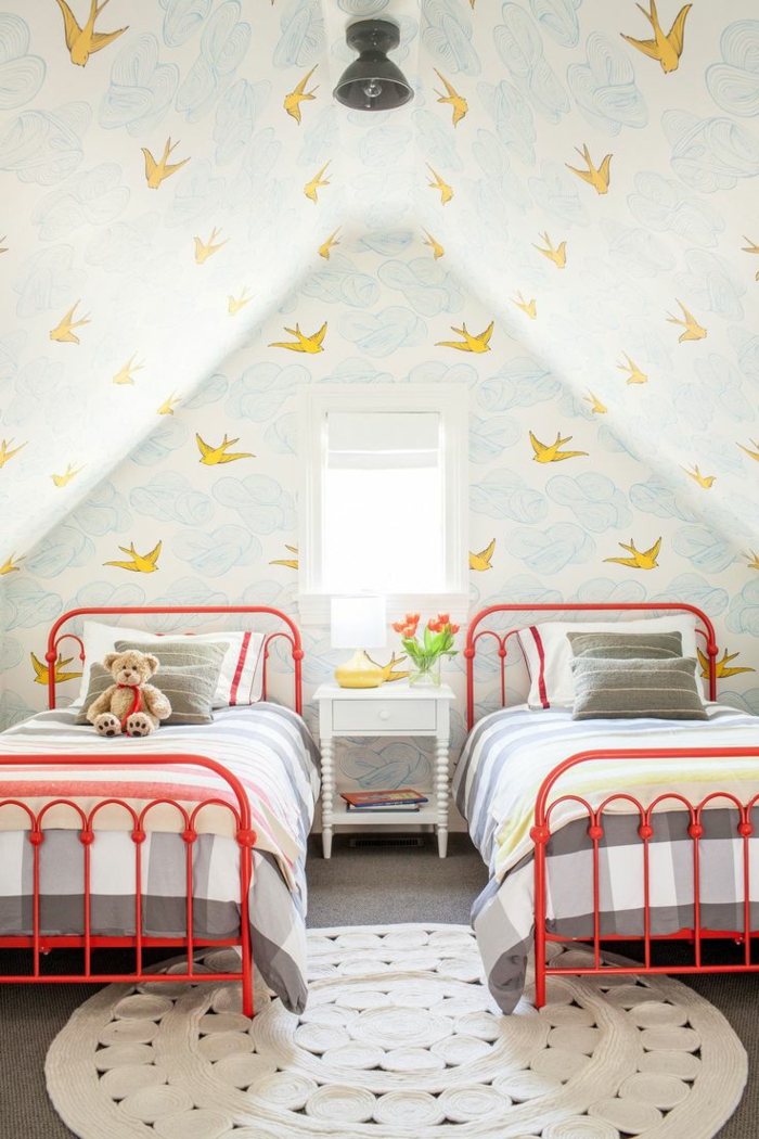 habitaciones infantiles, habitación infantil con techo triangular, papel pintado en golondrinas, dos literas rojas