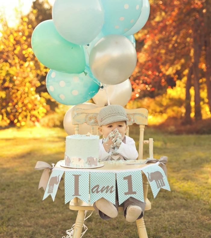 ideas para fiestas de cumpleaños, decoración con globos, niño con pastel