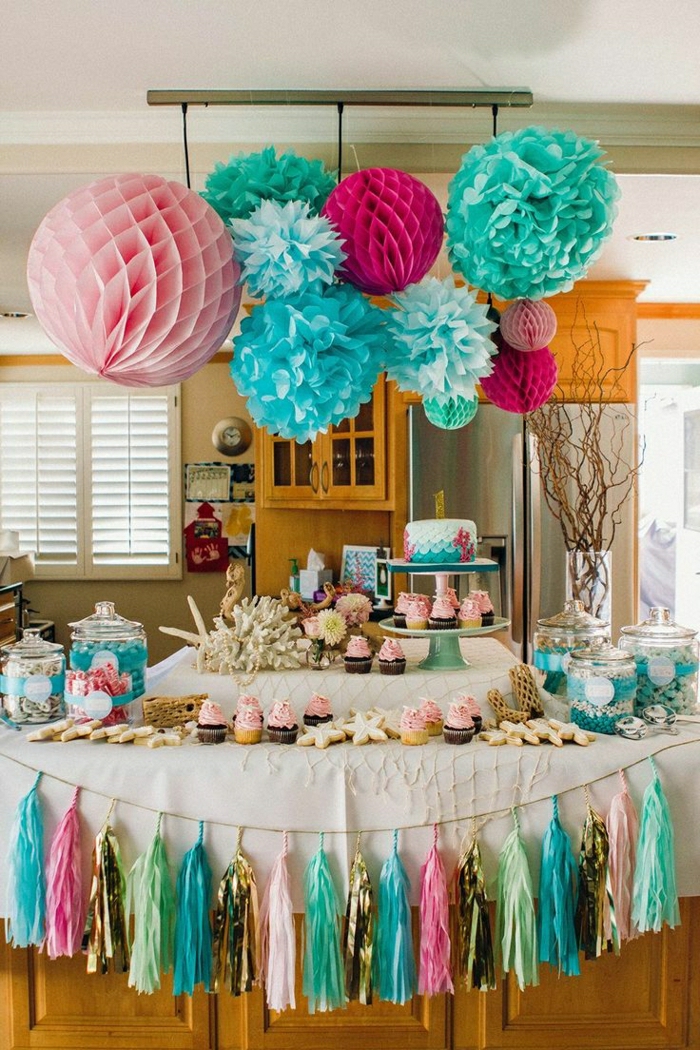 ideas para fiestas de cumpleaños, decoración colores pastel, guirnaldas en mesa blanca, dulces y panques