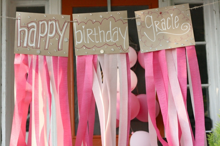 ideas para fiestas de cumpleaños, decoración en rosa, guirnalda happy birthday