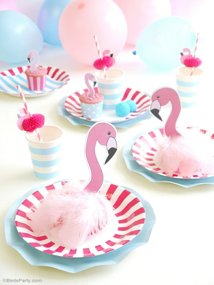 decoracion con globos, platos en rosa y azul, decoracion diy con flamanecos