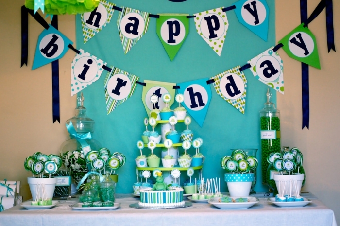 decoracion con globos, decoracion en verde y azul con panques y guirnalda con frases