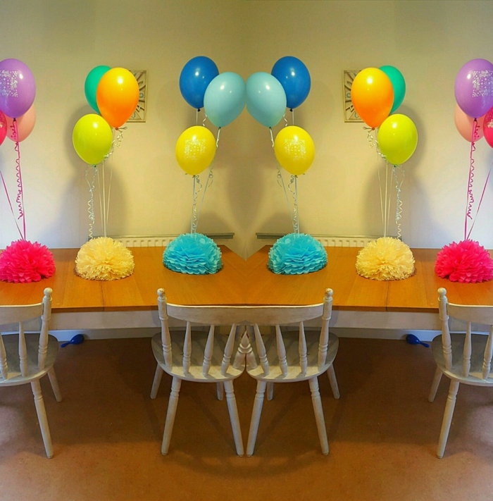 decoracion con globos, mesa de madera con globos de latex multicolor