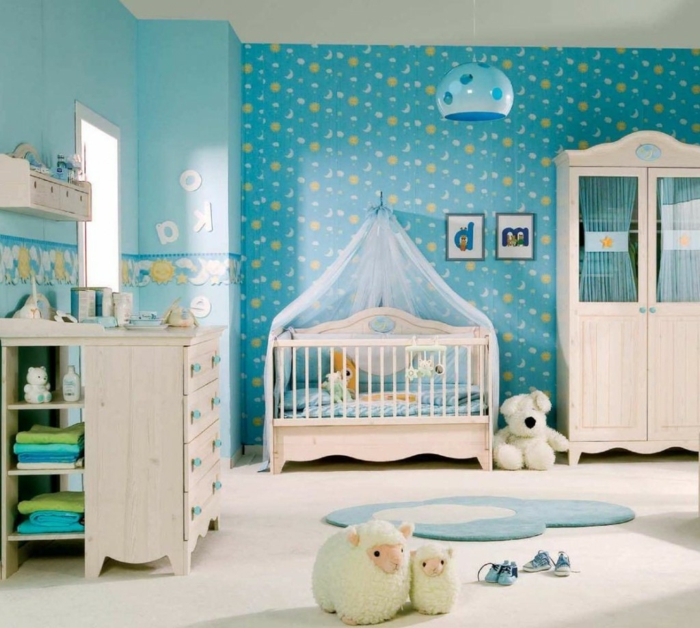 decoracion habitacion bebe, habitación en azul, amdera clara, litera con baldaquín, peluches ovejas