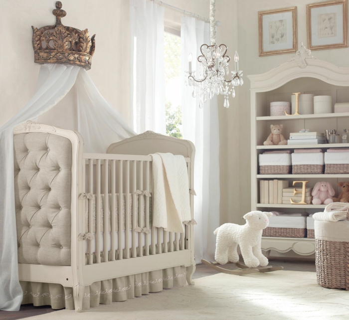 decoracion habitacion bebe, litera con baldaquín y corona, estantería y lámpara de araña
