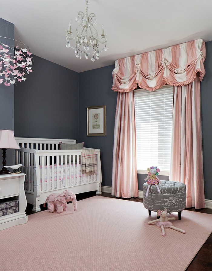 dormitorios juveniles, habitación bebé niña en rosa y gris, litera blanca, cortinas, taburete y lámpara de araña